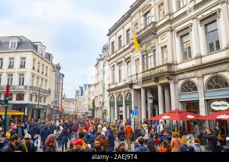 Bruxelles, Belgio - 5 ottobre 2019: folla di persone sulla vecchia strada di fronte alla Saint-Hubert Royal Gallerie - gallerie dello shopping a Bruxelles, B Foto Stock