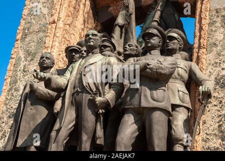 Repubblica monumento di Taksim raffiguranti Kemal Ataturk e suoi generali, Istanbul, Turchia Foto Stock