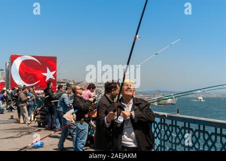 Gli uomini la pesca dal Ponte Galata, Istanbul, Turchia Foto Stock