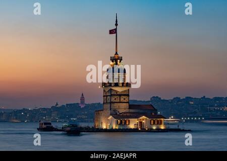 La fanciulla la torre di notte ad Istanbul in Turchia Foto Stock