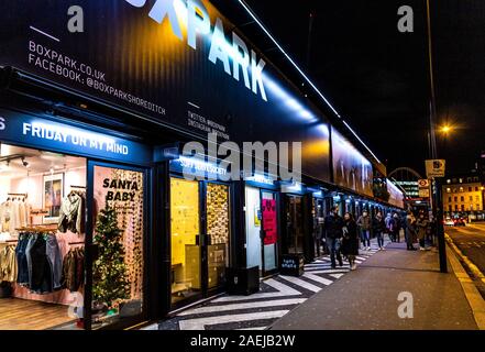 Boutique, ristoranti e negozi nel contenitore di spedizione pop-up mall Boxpark Shoreditch, London, Regno Unito Foto Stock