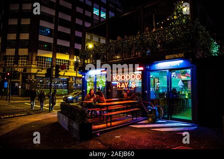 Esterno del Voodoo Ray di ristorante pizzeria a Boxpark Shoreditch, London, Regno Unito Foto Stock