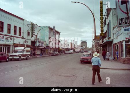Ciudad Juarez, Chihuahua, Messico - Febbraio 1986: vista archivistico degli edifici, memorizza il traffico e la vita di strada su Av. Benito Juarez vicino USA bord Foto Stock