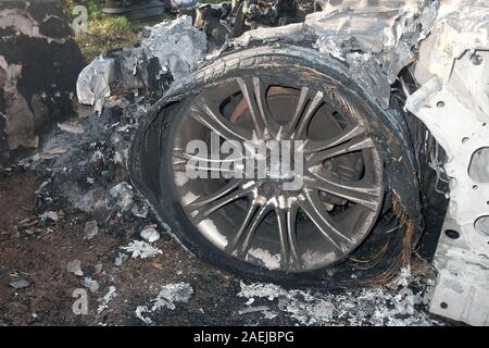 Dicembre 2019 - bruciata rubato BMW station wagon che era stata volutamente impostata sul fuoco per distruggere le prove. Foto Stock