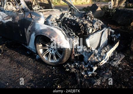 Dicembre 2019 - bruciata rubato BMW station wagon che era stata volutamente impostata sul fuoco per distruggere le prove. Foto Stock