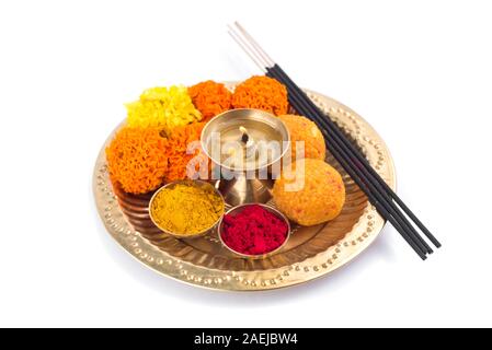 Splendidamente decorate Pooja Thali per la celebrazione del festival di culto, a Haldi o curcuma in polvere e kumkum, fiori profumati e bastoni in lastra di ottone, hi Foto Stock