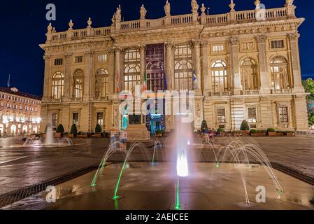 Torino di notte. La prima capitale del regno d'Italia mostra le sue bellezze, le sue storiche piazze e tramonti sul fiume Po Foto Stock