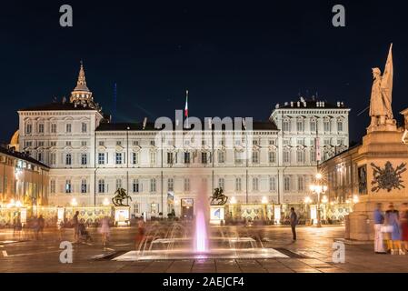 Torino di notte. La prima capitale del regno d'Italia mostra le sue bellezze, le sue storiche piazze e tramonti sul fiume Po Foto Stock