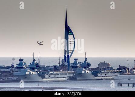 AJAXNETPHOTO. 9 dicembre, 2019. PORTSMOUTH, Inghilterra. - La Royal Navy e la sorella di navi - HMS Queen Elizabeth (sinistra) ancorato davanti a suor-nave HMS Prince of Wales oggi a Portsmouth Base Navale dopo il ritorno da esercizi di aviazione della costa orientale degli Stati Uniti con un fulmine difettoso F35B fighter jet parcheggiato sul ponte. Foto: Steve Foulkes/AJAX REF: 190912 3309 1 Foto Stock