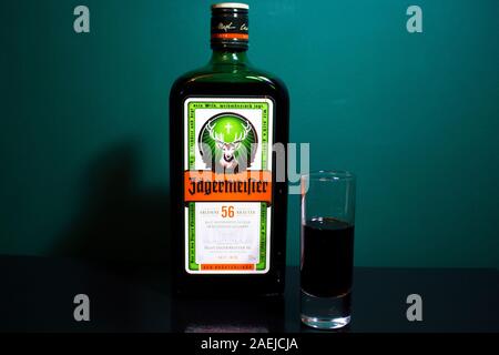 Chełm Polonia - 09 dicembre 2019: Bottiglia di Jagermeister drink alcolici, Tedesco il digestivo realizzato con 56 erbe e spezie. Foto Stock