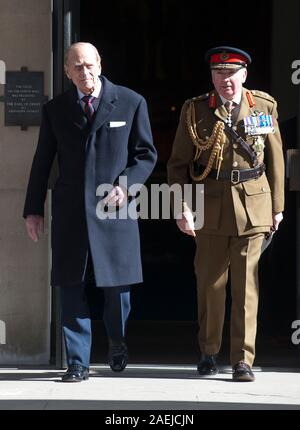 Il Duca di Edimburgo con Signore generale Dannatt frequentando un servizio per il 175mo anniversario del soldato e gli avieri dell Associazione di Sacra Scrittura presso la cappella di protezioni a Londra. Foto Stock