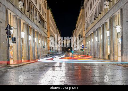 Torino di notte. La prima capitale del regno d'Italia mostra le sue bellezze, le sue storiche piazze e tramonti sul fiume Po Foto Stock