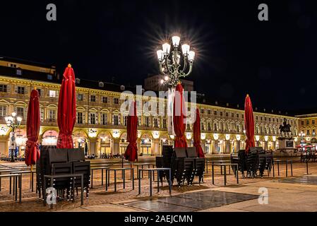 Torino di notte. La prima capitale del regno d'Italia mostra le sue bellezze, le sue storiche piazze e tramonti sul fiume Po Foto Stock