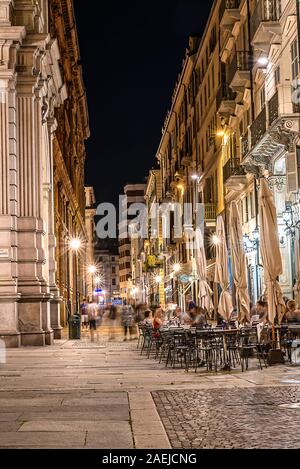 Torino di notte. La prima capitale del regno d'Italia mostra le sue bellezze, le sue storiche piazze e tramonti sul fiume Po Foto Stock