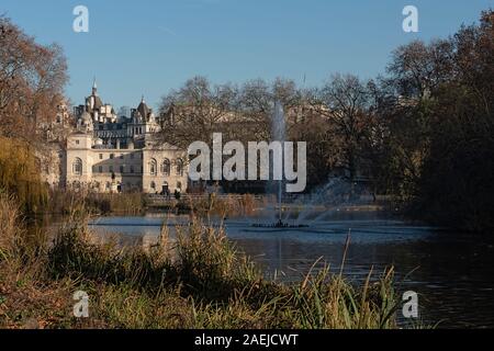 Vista sul lago di St James Park verso Buckingham Palace e una fontana Foto Stock