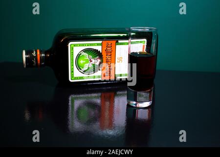 Chełm Polonia - 09 dicembre 2019: Bottiglia di Jagermeister drink alcolici, Tedesco il digestivo realizzato con 56 erbe e spezie. Foto Stock