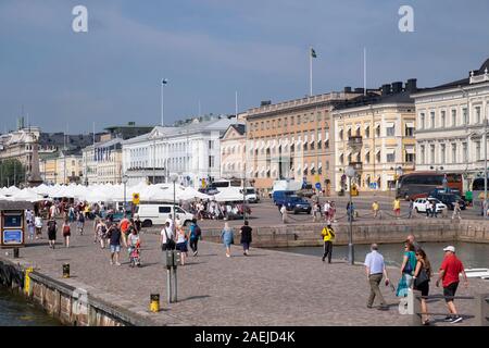 Vista dal porto del sud verso il mercato all'aperto, Kauppatori Market Square e edifici governativi (a destra), Helsinki, Finlandia,Scandinavia,l'Europa. Foto Stock