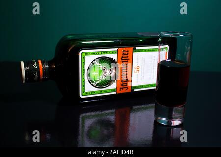 Chełm Polonia - 09 dicembre 2019: Bottiglia di Jagermeister drink alcolici, Tedesco il digestivo realizzato con 56 erbe e spezie. Foto Stock
