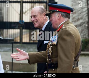 Il Duca di Edimburgo con Signore generale Dannatt frequentando un servizio per il 175mo anniversario del soldato e aviatori di lettori di scrittura Association presso la cappella di protezioni a Londra. Foto Stock