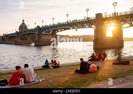 Rilassante giù da Henri Martin promenade / Quai Lucien Lombardo / Garonne riverbank e Pont Saint-Pierre / Saint Pierre Bridge, Toulouse, Francia Foto Stock