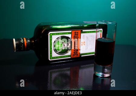 Chełm Polonia - 09 dicembre 2019: Bottiglia di Jagermeister drink alcolici, Tedesco il digestivo realizzato con 56 erbe e spezie. Foto Stock