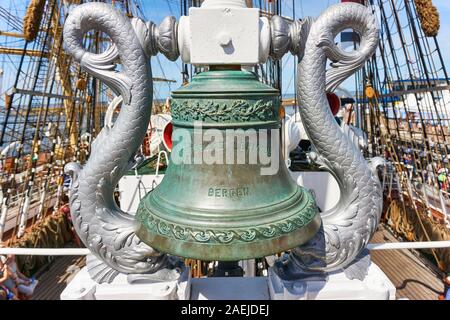 La campana della Statsraad Lehmkuhl durante le gare della Tall Ship ad Harlingen, Paesi Bassi. Utilizzato per segnalare la posizione di altre imbarcazioni vicine Foto Stock