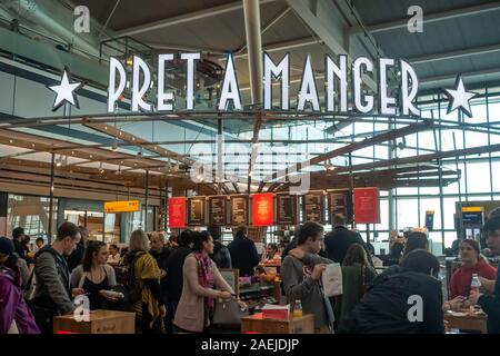 Il Pret a Manger sandwich shop e caffetteria nella sala partenze dell'aeroporto di Heathrow, il Terminal 5 di Londra, Regno Unito Foto Stock