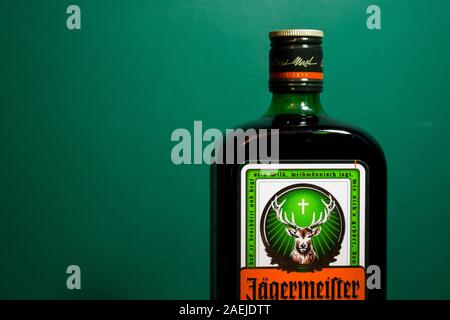 Chełm Polonia - 09 dicembre 2019: Bottiglia di Jagermeister drink alcolici, Tedesco il digestivo realizzato con 56 erbe e spezie. Foto Stock