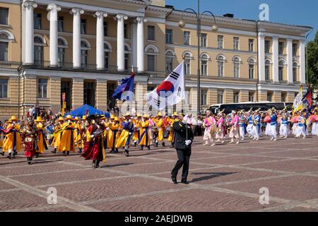 Corea del Sud la banda militare di eseguire sulla Piazza del Senato, Helsinki, Finlandia e Scandinavia, Europa Foto Stock
