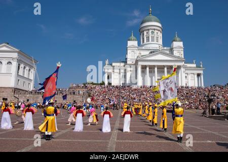 Vista su tutta la Piazza del Senato verso sud coreano banda militare e la gente seduta sui gradini della cattedrale luterana, Helsinki, Finlandia,Scandina Foto Stock