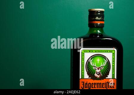 Chełm Polonia - 09 dicembre 2019: Bottiglia di Jagermeister drink alcolici, Tedesco il digestivo realizzato con 56 erbe e spezie. Foto Stock