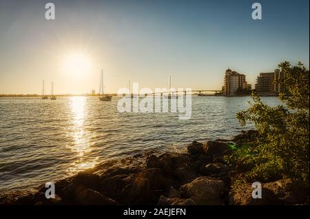 Tramonto sulla Baia di Sarasota come si vede dal Bayfront Park di Sarasota in Florida, Stati Uniti d'America Foto Stock