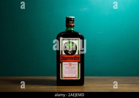 Chełm Polonia - 09 dicembre 2019: Bottiglia di Jagermeister drink alcolici, Tedesco il digestivo realizzato con 56 erbe e spezie. Foto Stock