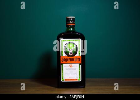 Chełm Polonia - 09 dicembre 2019: Bottiglia di Jagermeister drink alcolici, Tedesco il digestivo realizzato con 56 erbe e spezie. Foto Stock