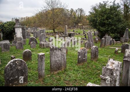 Un vecchio cimitero ebraico di Rožna dolina (Valdirose) vicino a Nova Gorica, in Slovenia. Foto Stock