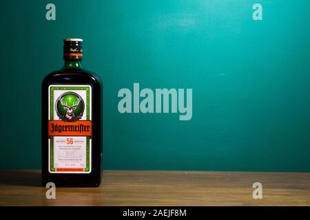 Chełm Polonia - 09 dicembre 2019: Bottiglia di Jagermeister drink alcolici, Tedesco il digestivo realizzato con 56 erbe e spezie. Foto Stock