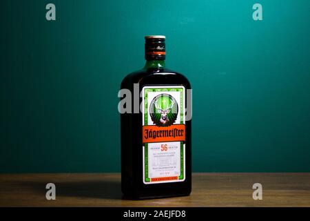 Chełm Polonia - 09 dicembre 2019: Bottiglia di Jagermeister drink alcolici, Tedesco il digestivo realizzato con 56 erbe e spezie. Foto Stock