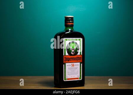 Chełm Polonia - 09 dicembre 2019: Bottiglia di Jagermeister drink alcolici, Tedesco il digestivo realizzato con 56 erbe e spezie. Foto Stock