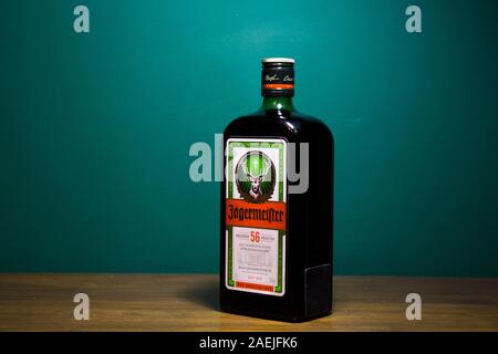 Chełm Polonia - 09 dicembre 2019: Bottiglia di Jagermeister drink alcolici, Tedesco il digestivo realizzato con 56 erbe e spezie. Foto Stock
