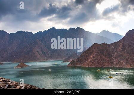 Hatta Diga lago paesaggio in Dubai emirato di EMIRATI ARABI UNITI al tramonto Foto Stock