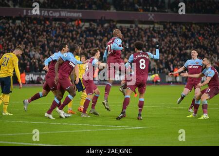 Londra, Regno Unito. 9 Dic 2019. Obiettivo Angelo Ogbonna del West Ham Utd apre il punteggio durante il West Ham vs Arsenal Premier League match al London Stadium 9 dicembre 2019-solo uso editoriale nessun uso non autorizzato di audio, video, dati, calendari (al di fuori dell'UE), club/campionato loghi o 'live' servizi. Online in corrispondenza uso limitato a 45 immagini (+15 in tempo extra). Non utilizzare per emulare le immagini in movimento. Nessun uso in scommesse, giochi o un singolo giocatore/club/league pubblicazioni/servizi- Credito: Martin Dalton/Alamy Live News Foto Stock