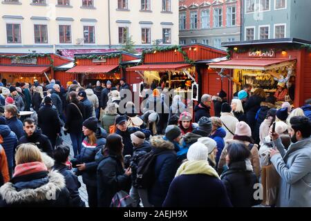 Stoccolma, Svezia - Novmber 30, 2019: le persone che visitano il tradizionale mercatino di Natale a Stortorget Square nella città vecchia. Foto Stock