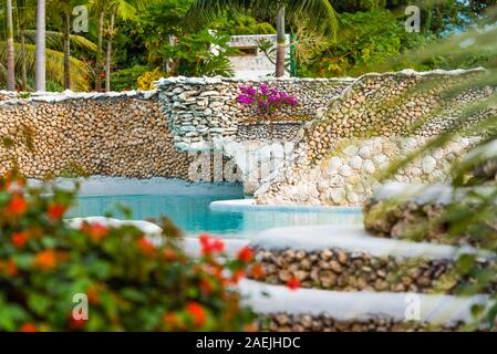 Isola di Tanna, Vanuatu - Luglio 20, 2019: piscina esterna a Evergreen Resort Foto Stock