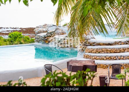 Isola di Tanna, Vanuatu - Luglio 20, 2019: piscina esterna a Evergreen Resort Foto Stock