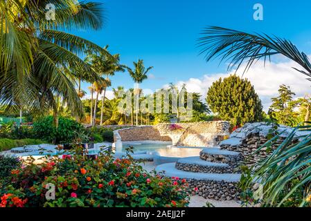 Isola di Tanna, Vanuatu - Luglio 20, 2019: piscina esterna a Evergreen Resort Foto Stock