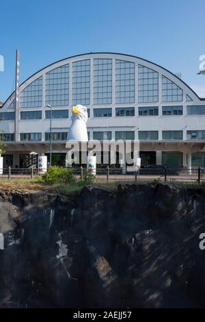 Seagull scultura sopra l ingresso di Helsinki Art Museum a Helsinki in Finlandia e Scandinavia, Europa Foto Stock