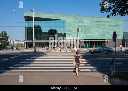 Pedoni che attraversano via davanti a Helsinki il Music Center,(Musiikkitalo), Helsinki, Finlandia e Scandinavia, Europa. Foto Stock