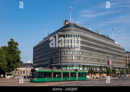 Il tram e originale Sokos Hotel Vaakuna Helsinki, in Finlandia, in Scandinavia, Europa. Foto Stock