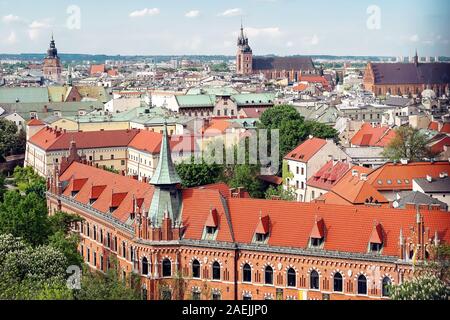 Vista dalla collina di Wawel a Cracovia. La città vecchia. In primo piano è un Seminario dell Arcidiocesi. Nel centro della distanza - Santa Maria la Basilica. Foto Stock