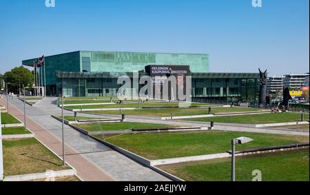 Vista di Helsinki il Music Center (Musiikkitalo) contro il cielo blu, Kansalaisaukio, Helsinki, Finlandia e Scandinavia, Europa Foto Stock